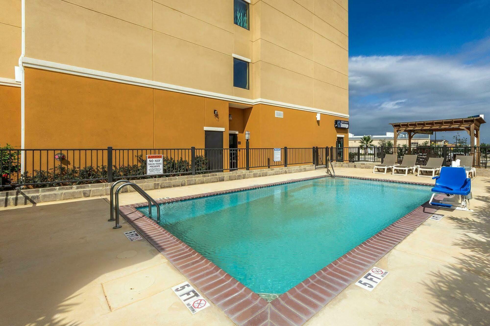 Comfort Suites Cotulla Near I-35 Exterior photo